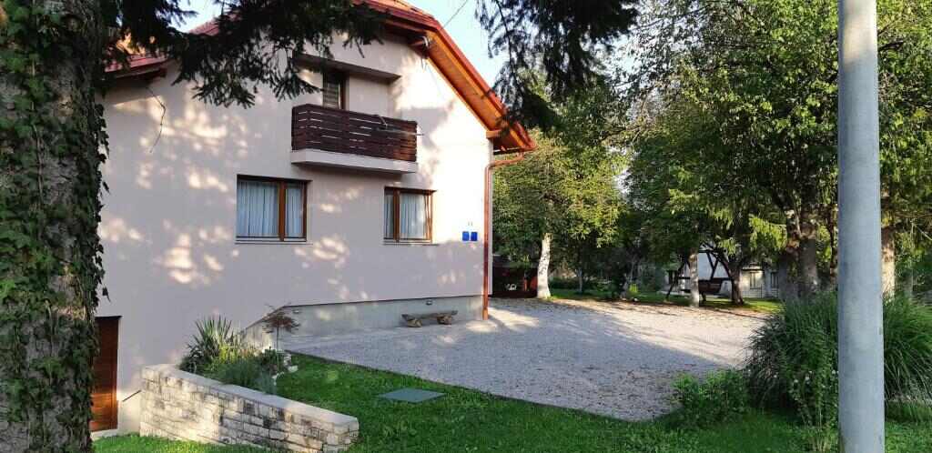 Apartments Woodnotes house and garden in Ličko Petrovo Selo