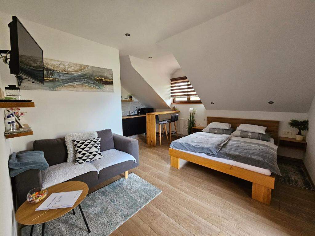 Studio apartment with double bed, sofa and breakfast bar