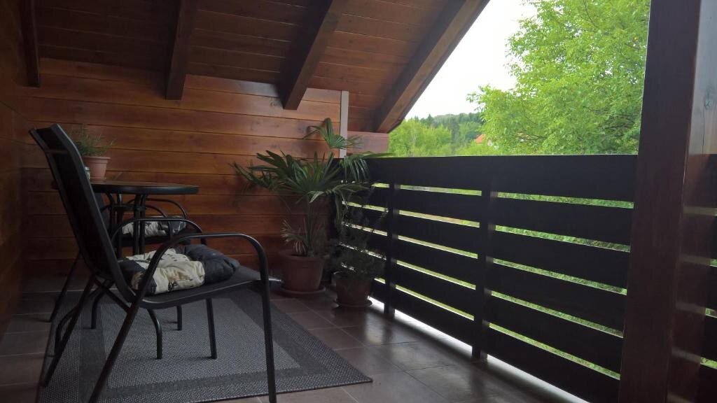 Private balcony with seating at Apartments Woodnotes